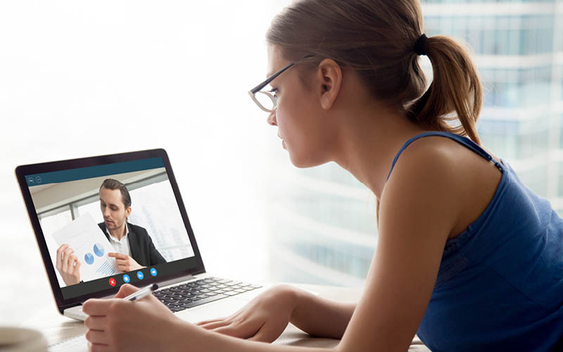 Studentin folgt am Laptop einer Online-Vorlesung