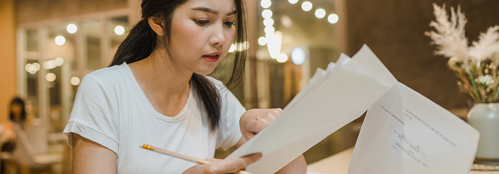 Studentin geht das Konzept ihrer Semesterarbeit durch