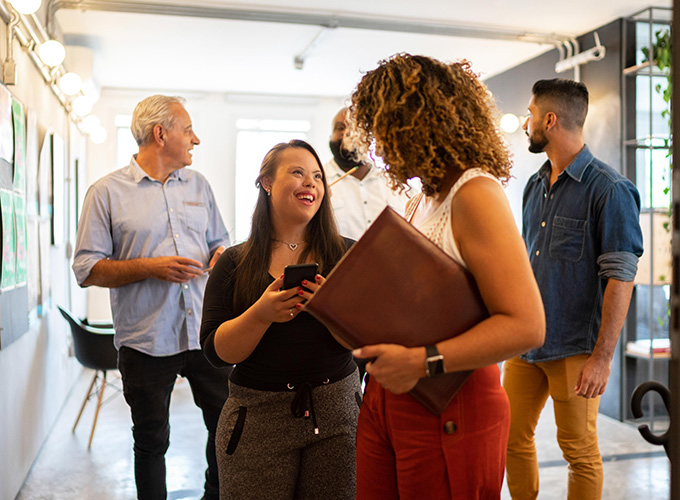 Arbeitskollegen, die sich fröhlich miteinander unterhalten